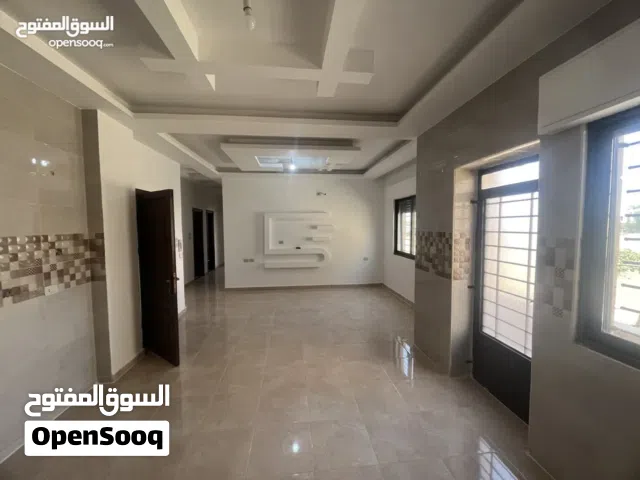 شقة طابق ارضي 160م مع ترس للبيع/ فوق مستوى الشارع /  جديدة لم تسكن/ دفعة وأقساط / مواصفات وموقع مميز