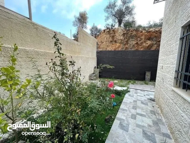 شقه للبيع في رام الله في  الطيره قرب  فلل عادل المصري طابق أرضي مع حديقه