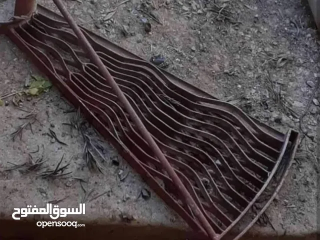سلم درجي حديدي جد متين مقاوم للصدأ و آمن حين الصعود عليه