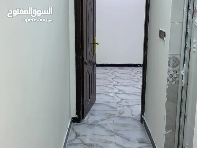 100 m2 2 Bedrooms Apartments for Rent in Basra Juninah