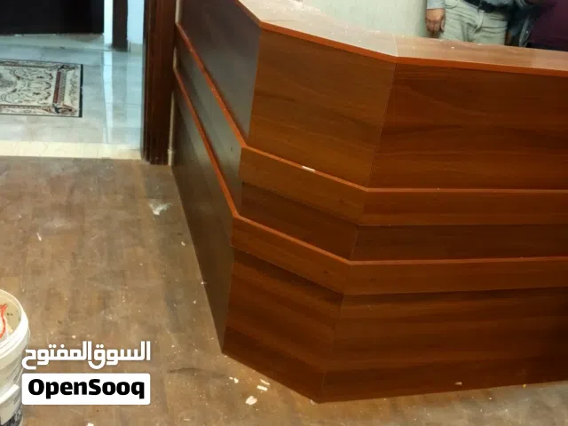 كاونتر للإستقبال بحاله جيده وسعر حرق جدًا+خزانتين كل وحده خمس دروج سكت الدروج اوتوماتيك للبيع