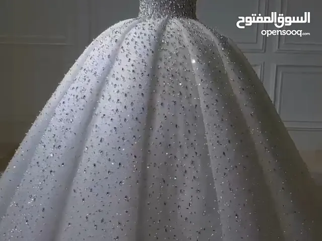 كل فستان هو بداية لقصة جديدة... دعينا نكون جزءًا من قصتكِ الخاصة.
