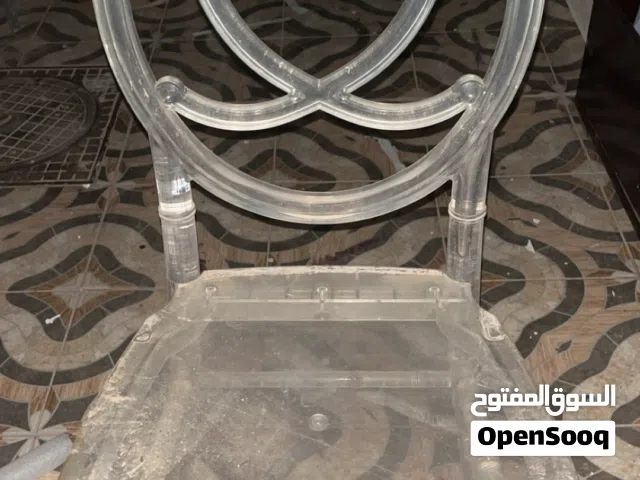 للبيع كمية كراسي أكريليك شفافة فاخرة بحالة ممتازة (تصفية)