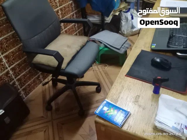 كرسي مكتب ومكتبين  للبيع (حديد 1 و خشب 1) بسبب السفر