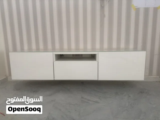 خزانة تلفزيون لون ابيض بحالة ممتازة
