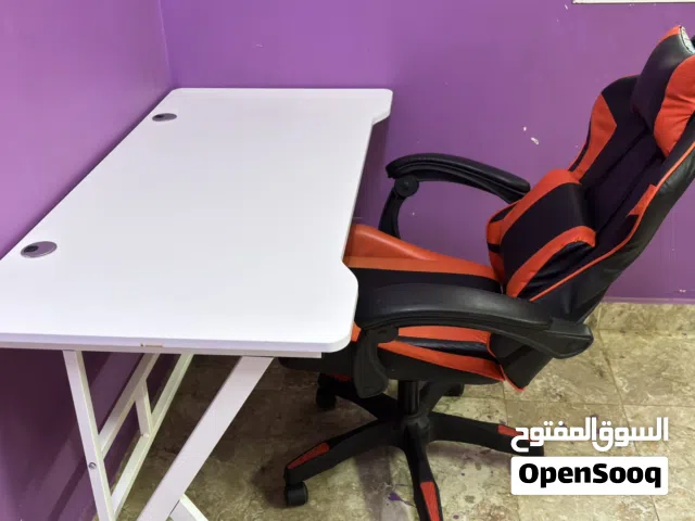 للبيع كرسي جيمنج مع طاولة