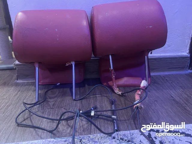 مساند رأس عليه شاشات بالسي دي مستعملين