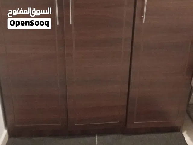 خزانة أحذية للبيع مطلوب فيها 200