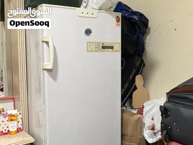 فريزر عامودي مع ادراج بالداخل استعمال بسيط جدا