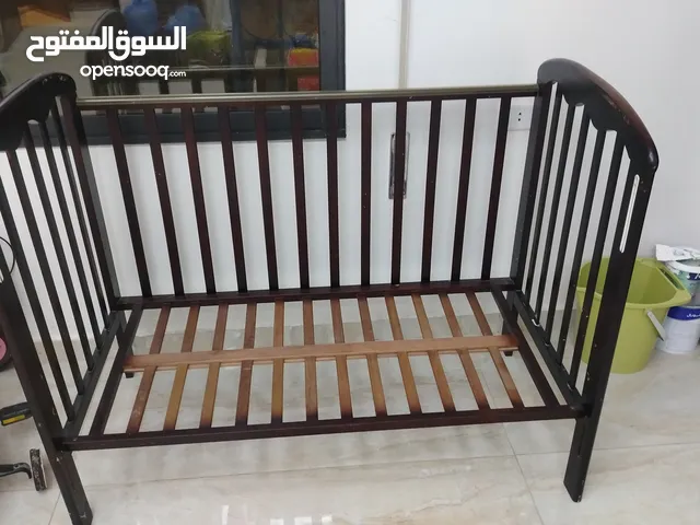 تخت أطفال بحالة الوكالة ومعاه قطعة حماية لتسكير التخت كامل خشب ممتاز ولون وكالة، مرجوحة للصغار