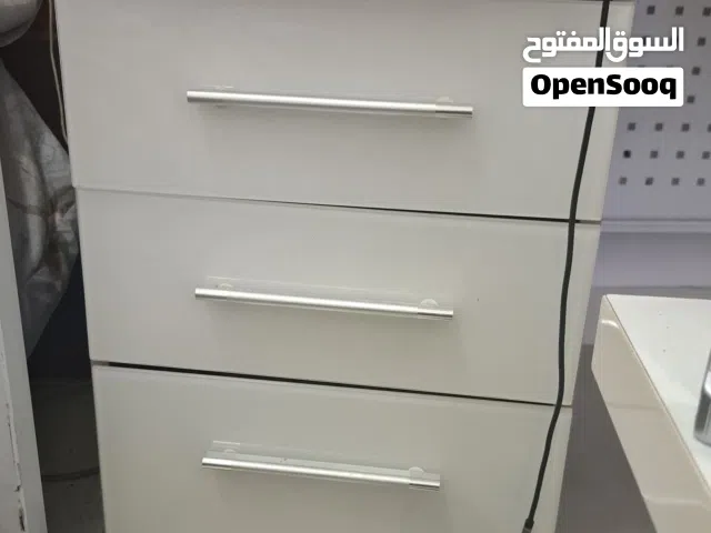 سرير 2 متر وطاوله وكبت للبيع