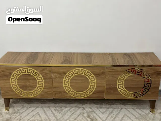 طاوله لون بني معاها رفين جديده