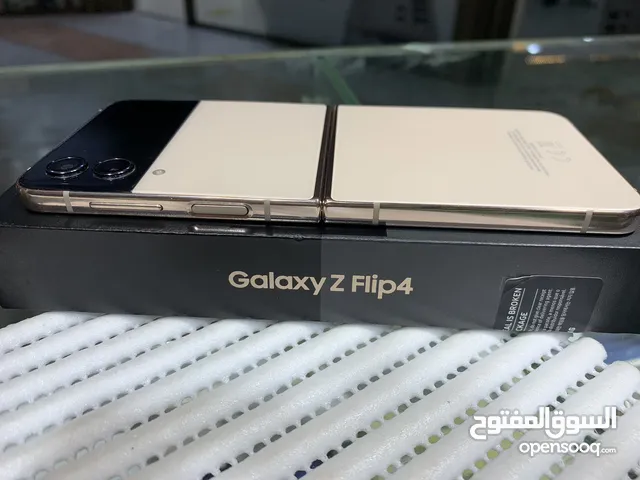 Samsung Galaxy Z Flip4 5G 256 GB in Hawally