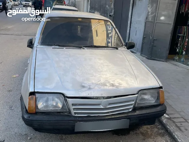 اوبل سكونا للبيع مع تحويلة غاز 9000 بدون التحويلة 8000. السيارة في الخليل. اوتوماتيك