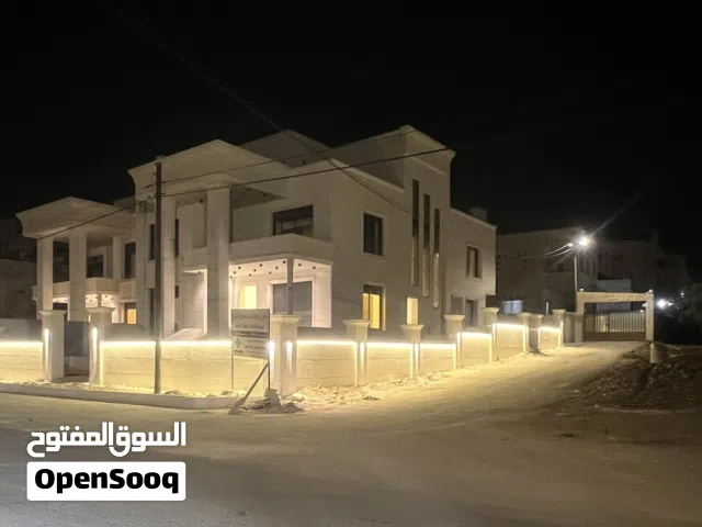 ڤلل بوليڤارد المميزة للبيع - موقع مميز - مساحات بناء 550 متر - تشطيبات فخمة جداً - برك سباحة وحدائق