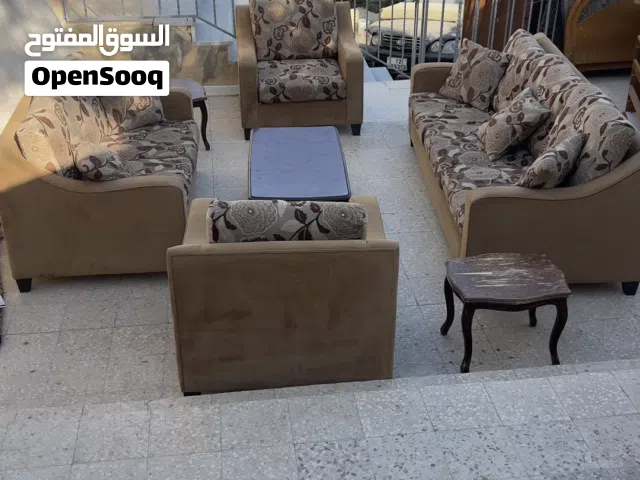 طقم كنب كامل للبيع مع طاوله الطقم بحاله جيده بس الفرش بده تنضيف