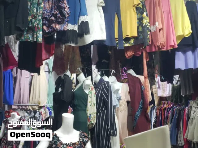 محل ملابس للببع البضاعه مع الاصنام والطاولات