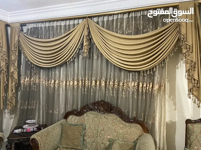 كنب سبع مقاعد حفر خشب تفصيل حالته جيدة مع اربع برادي قماش امريكي