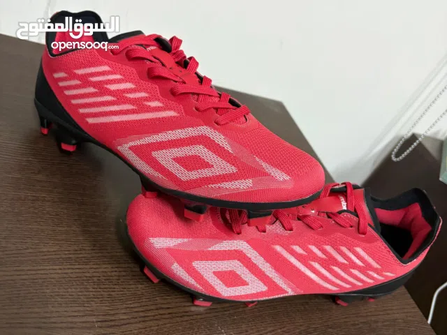 للبيع جزمة كرة Umbro أوريجنال الحالة: جديدة تمامًا – مستخدمتش نهائي المقاس: 43 اللون: أحمر السعر: 23