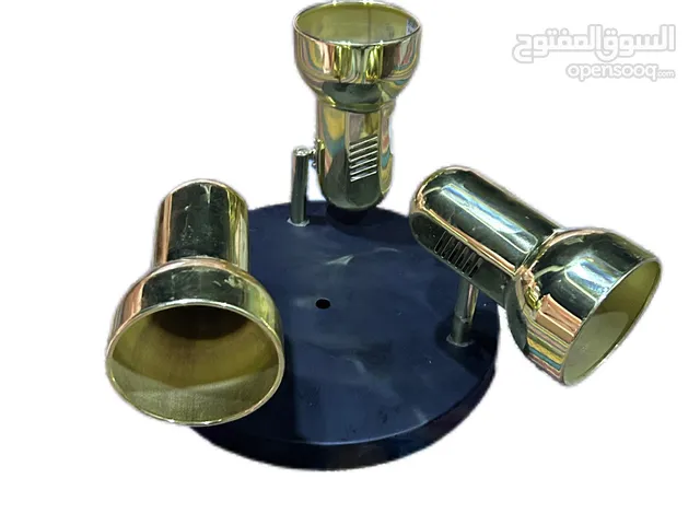 سبوت لايت ثلاثي الرؤوس( ذهبي اللون) تستطيع وضع ثلاث إمارات في ماكن واحد وبشكل مميز