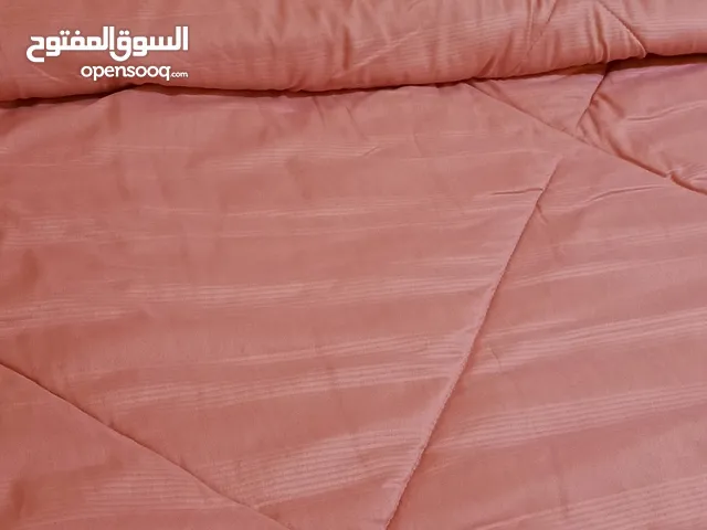 لحاف كنغ سايز مبطن  لون سومو مع كفر داخلي ةسيع ووجهين مخده بحاله ممتازه جدا
