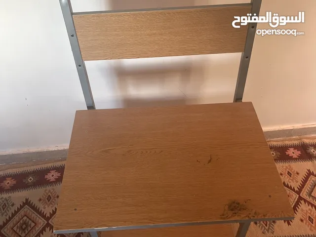 طاولة للكمبيوتر و شاشة