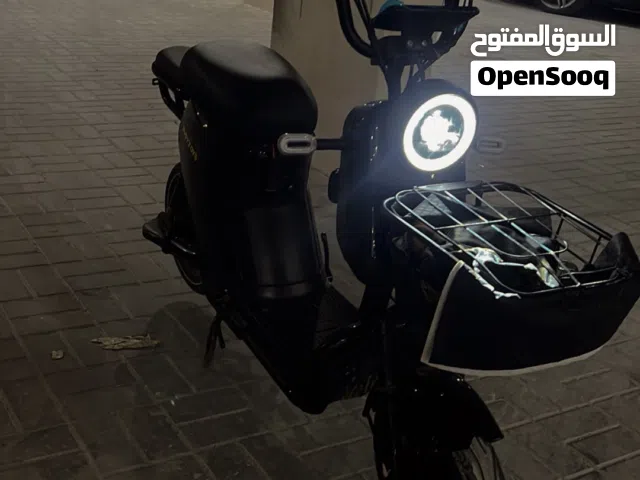 سكوتر للبيع نضيف جدا لايشكي من شيء موديل 2025 شوف الوصف ......،