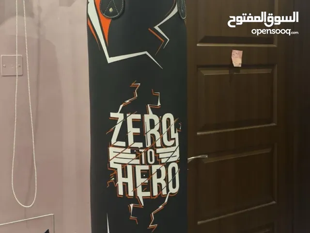 كيس ملاكمه مع مثبت وقفازات استعمال خفيف جداً ونظيف كالجديد