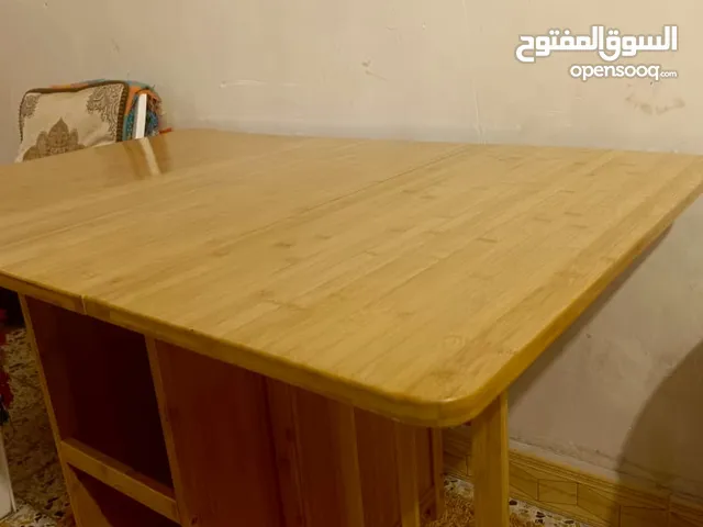 ميز مع 4 طبلات
