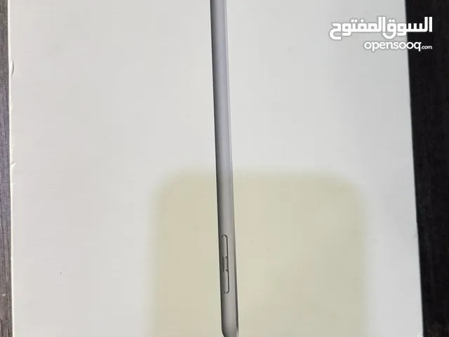 للبيع ايباد جيل سادس شغال 100% ما عليه آيكلاود شاشة بس مكسورة معاه كرتونة و سلك شاحن و شاحن و كفر