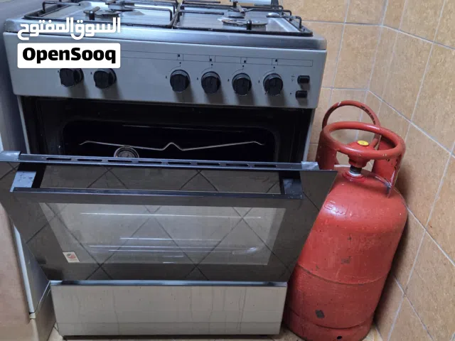 Cooking range with cylinder and connector