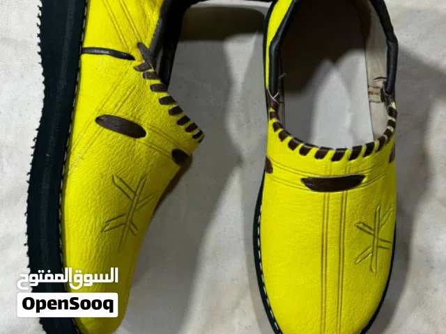 اكتشفوا روعة الصناعة التقليدية المصنوعة يدويًا من جلد عالي الجودة.