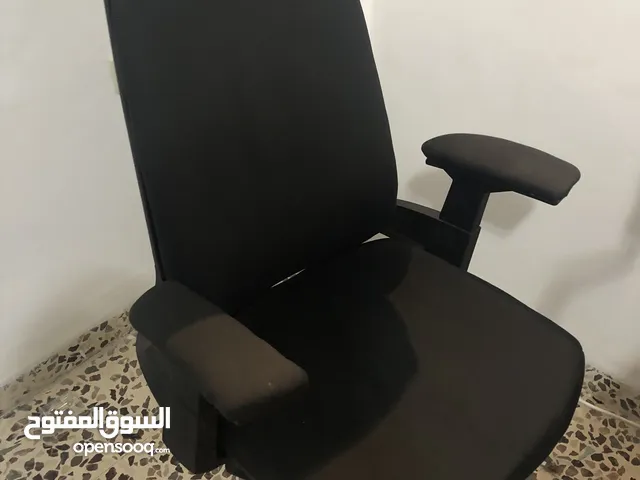 كرسي مكتب استعمال اقل من شهر خاماته ممتازه رجلين حديد بتحمل احد 140 كيلو والظهر يرجع لحد 90 درجه