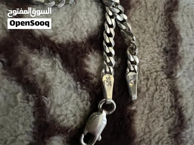 السلام عليكم  يتوفر سوار فضه للبيع  سوار نازك حلوه  وناعم مكتوب عليه 925  بعده جديد الشراي يدخل  خاص