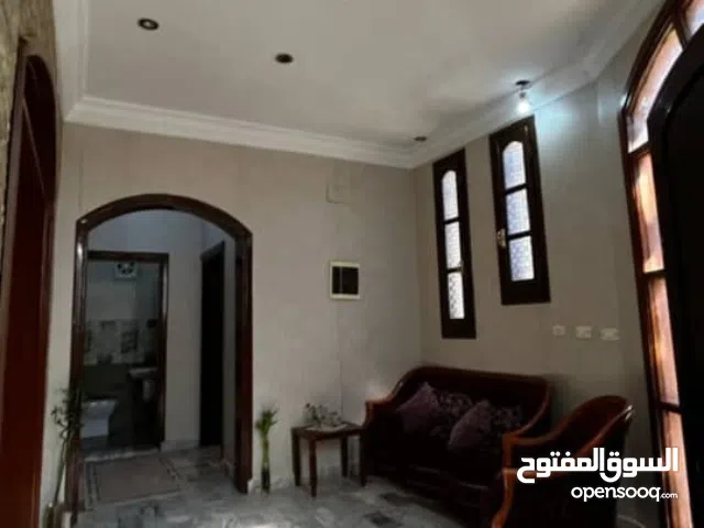 فيلا ارضية للبيع خمسة شوارع عين زارة