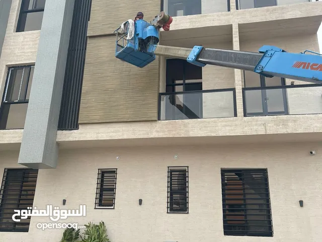عرض خاص تنظيف واجهات زجاج وكلادينج مباني ومحلات تجارية وعمائر وفلل بواسطة رافعات كرين واجهة لامعة