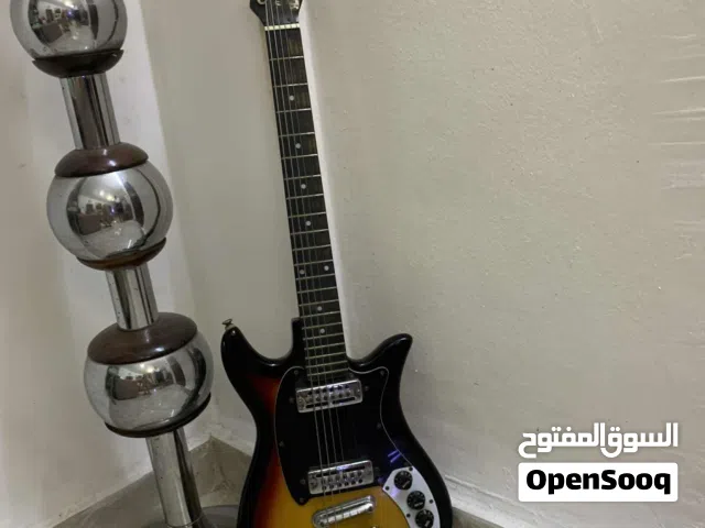 جيتارTeisco نادر موديل من الستينات بحاله ممتازه مع دعسات فيزر بحاله ممتازه للبيع بسعر مغري