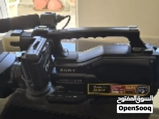 كاميرة سوني 2500 للبيع مع كشاف وبطارية اصلية وشاحن سنجل نظيفة
