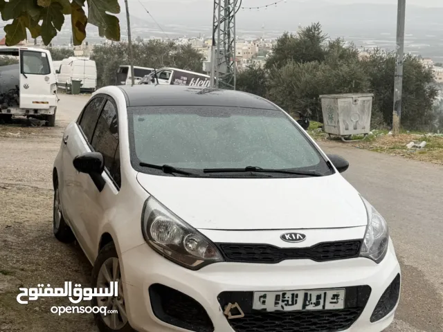 كيا ريو 2012 تأمين شامل سنة كاملة  السيارة نظيفة ماطور جير الالف الالف لون ابيض مع سقف اسود اندماج