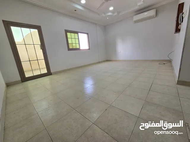 شقه للايجار شامل الكهرباء مع المكيفات في باربار بالقرب من شارع البديع