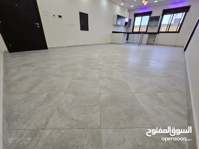 شقه للايجار جديده نص مفروش في سار