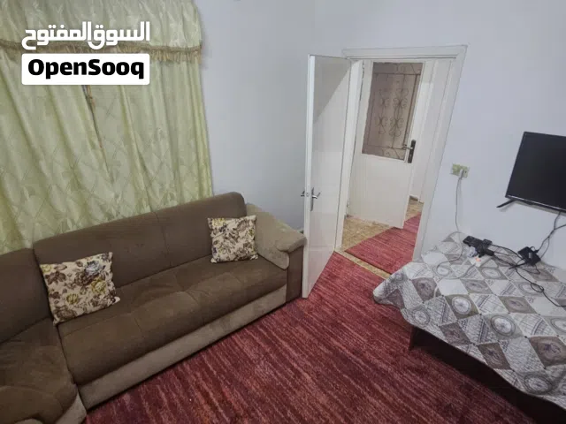 شقة مفروشة 3 غرف مدخل خاص طابق ارضي حمام حديقه قريبة من الخدمات لطلاب الطب ومندوبين الشركات والطلاب