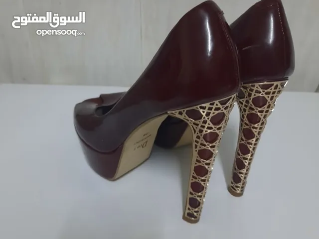 3 شوز هيلز ماركات عالمية بحال الجديد نمره 38 ، 39 للبيع