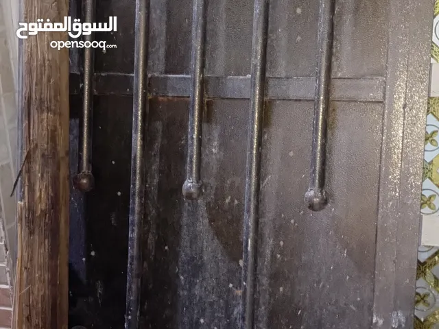باب حديد خارجي للبيع مستخدم استعمال شهر طلاقتين قياس 160سم مع جرجوبه
