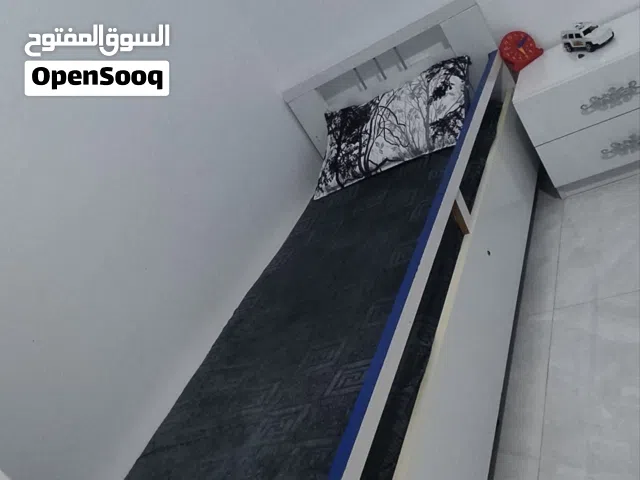 دار نوم اطفال استعمال نظيف جدا للبيع تتكون من ثلاث سراير فرديه ودولاب ملابس وسرير بيبي وكمدينا