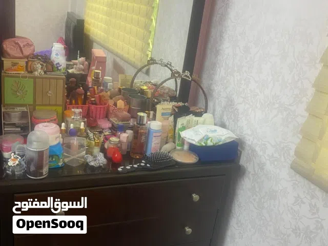 تواليت شبابي تفصيل مع واقي زجاجي علوي للحمايه من الخدش بحاله ممتازه  اربعة ادراج للبيع