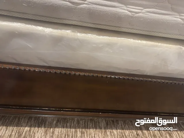 فرشة لسرير بوكس اشلي مقاس 200 * 200 بحالة جيدة جدا