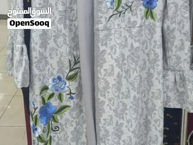 قفطان مغربي ملبوس مرة وحدة ساعتين فقط فقط سعر البيع 80 دينار حلو كتير على وناعم وتقيل معو الحزام