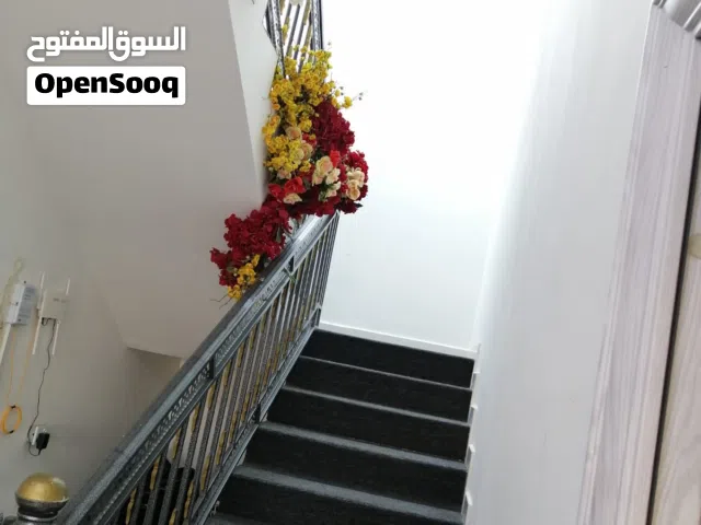 فيلا العامرات الخامسه قريب من محل حلويات الصباحي ومحل الحوسني للحلوى العمانيه وقريب من محطه نفط عمان