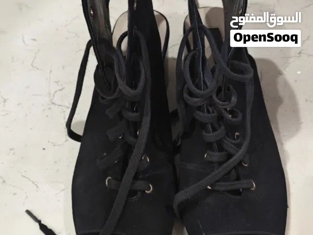 كعب عالي اسود
